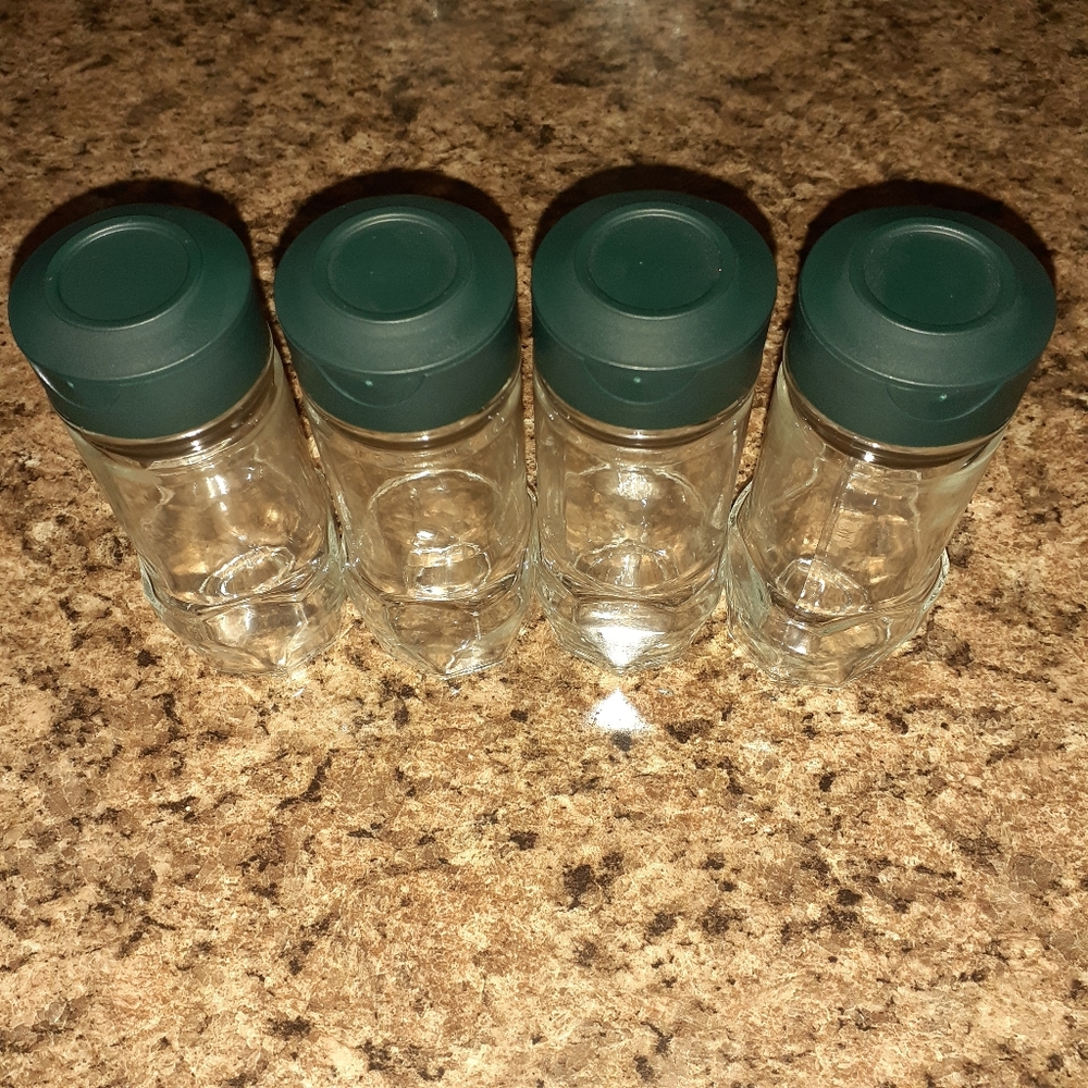 Set of 4 spice shaker jars with plastic lids